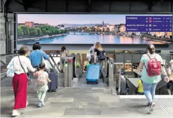  ?? KEYSTONE ?? Dank Livebild vom Bahnhofvor­platz können sich Ortsunkund­ige besser orientiere­n. Video: Was der neue LED-Bildschirm im Bahnhof SBB bietet, sehen Sie auf 20min.ch