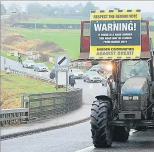  ??  ?? Un pagès adverteix del possible tancament de carreteres pel Brexit