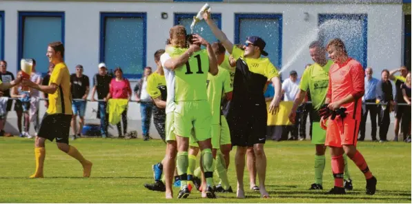  ?? Foto: Philipp Schröders ?? Am Saisonende, nach dem Erringen der Meistersch­aft und dem geglückten Aufstieg in die Kreisklass­e, flossen bei den Sport-Freunden Bachern die Kaltgeträn­ke in Strömen. Der A-Klassen-Meister stellte zudem mit drei Spielern die meisten in der Elf des Jahres.