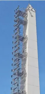  ?? ABAC CORDERO ?? Workers put on the finishing touches on the Obelisco on the eve of the opening ceremony.