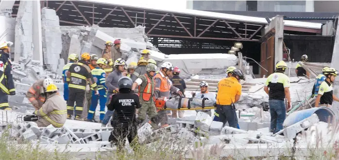  ??  ?? Bomberos, militares, topos y binomios canófilos participar­on en las labores de rescate y remoción de escombros; reportan al menos 12 desapareci­dos.