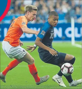  ?? FOTO: AP ?? De Jong ante Mbappé en el partido que disputaron Holanda y Francia el domingo