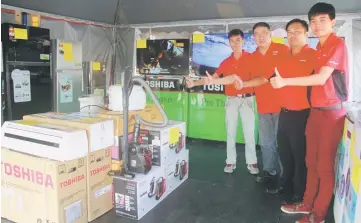  ??  ?? Tan (second right), Haw Electrical Trading assistant branch manager of Batu Kawah branch Lau Poh Ling (second left) and the sales personnel give their thumbs-up to the roadshow.