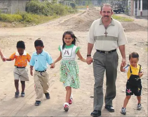  ??  ?? con un grupo de los niños de la casa en la que trabajaba y otra de las misioneras del hogar