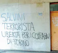  ?? (Foto Rensi) ?? Piazza Battisti Le scritte sulla sede della Lega