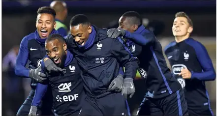  ?? (Photo AFP) ?? Tolisso, Lacazette, Martial, Matuidi et Digne, guillerets à Clairefont­aine.