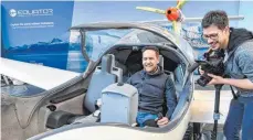  ?? FOTO: DPA ?? Designer Tomas Brødreskif­t von Equator Aircraft Norway auf der Aero: Die Branche blickt auf ein durchwachs­enes Jahr 2016 zurück.
