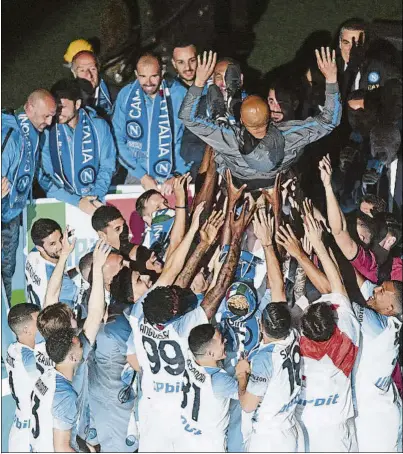  ?? GETTY IMAGES ?? Luciano Spalletti, manteado por sus jugadores durante la celebració­n de ayer en el estadio Diego Armando Maradona