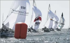  ??  ?? ON POINT: Some of the fleet competing in the Lipton Cup race in Table Bay round the second buoy.