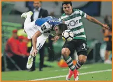  ??  ?? El mexicano Héctor Herrera, del Porto, disputa el balón con el argentino Marcos Acuña, del Sporting de Lisboa