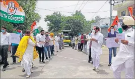  ?? HT PHOTO ?? Youth Congress and NSUI workers during a protest in Sangrur on Monday.