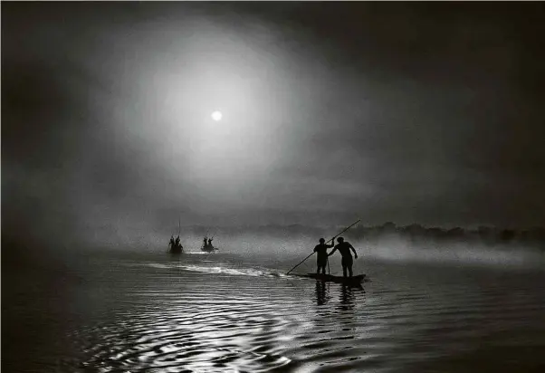  ?? Sebastião Salgado ?? Índios waurás vão à pesca na lagoa Piyulaga, que dá nome a comunidade dentro da Terra Indígena do Xingu, no norte de Mato Grosso