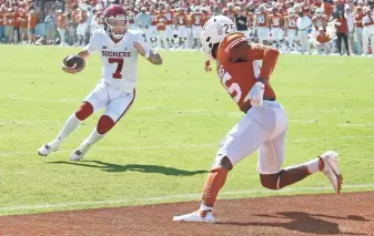  ?? BRYAN TERRY/THE OKLAHOMAN ?? OU quarterbac­k Spencer Rattler runs for a touchdown in front of Texas' B.J. Foster during the first half of Saturday's game in Dallas.