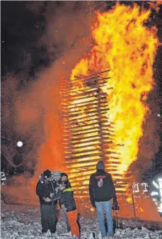  ?? FOTO: HERLINDE GROSS ?? Der Funken-Holzturm brennt lichterloh. Für alle war das ein tolles Fotomotiv.