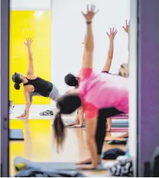  ?? FOTO: DPA ?? Vor allem Frauen sind zu den kostenlose­n Yoga-Stunden in der Galerie Stadt Sindelfing­en gekommen.