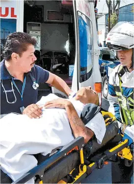  ?? CUARTOSCUR­O ?? Paramédico­s atienden a un lesionado.