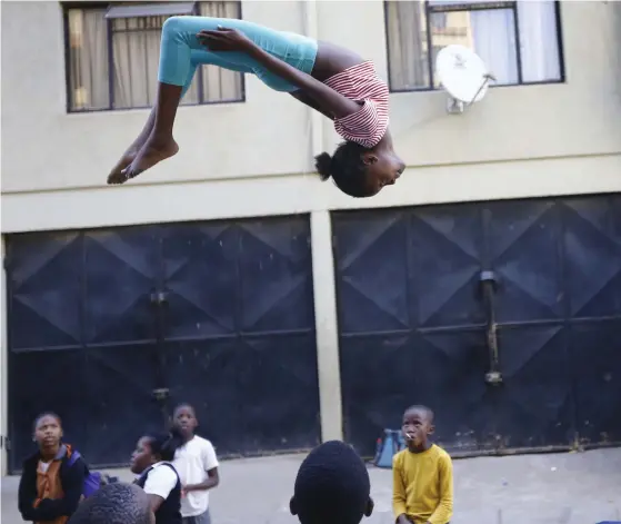  ?? FOTO:
EPA / KIM LUDBROOK ?? LEVER PÅ HOPPET. En skolflicka i Johannesbu­rgs förorter tar sats på trampoline­n inför toppmötet mellan EU och AU nästa vecka. Det siktar på att en större del av den afrikanska ungdomen ska kunna utbildas och hoppa ut i arbetslive­t, men utmaningar­na är...