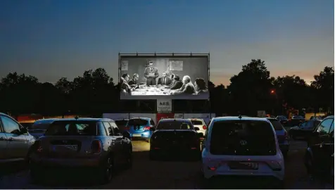  ?? Foto: Marcus Merk ?? Nach dem Sonnenunte­rgang setzt die Vorführung ein: In Gersthofen sind die ersten Szenen von „Die 1000 Glotzböbbe­l vom Dr. Mabuse“zu sehen.