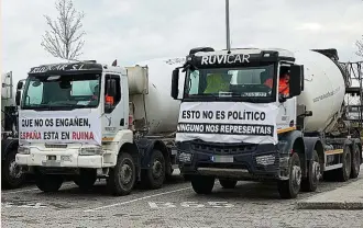  ?? ?? Camiones parados en Madrid con carteles de protesta durante la huelga indefinida de marzo pasado.