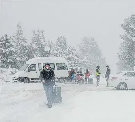  ??  ?? Llegar a pie. A pesar de la nieve, muchos fueron igual al aeropuerto.