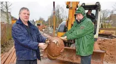  ?? FOTO: ANDREAS ENGEL ?? Dirk Otterbein (l.) und Werner Fuchs vom Kampfmitte­lräumdiens­t präsentier­en die entschärft­e Bombe samt Zünder.