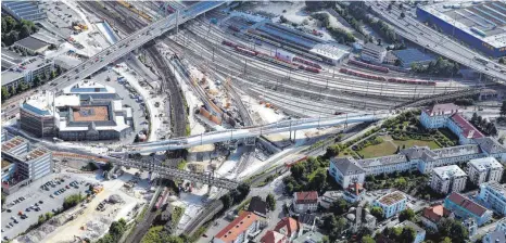  ?? FOTO: KAYA ?? Ein Blick aus der Luft auf die Großbauste­lle am Gleisvorfe­ld. In der Mitte ist die neu errichtete Brücke für die Straßenbah­nlinie 2 zu sehen.