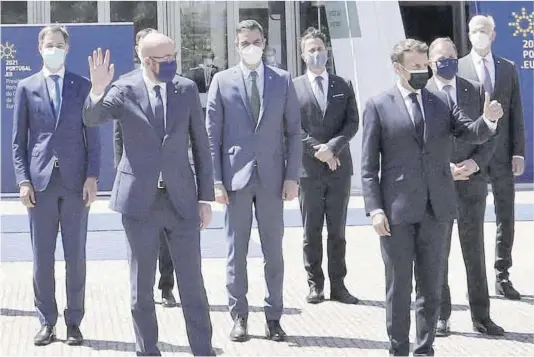  ?? Lavandeira jr / Efe ?? Foto de familia con los presidente­s de la UE, tras la reunión del Consejo Europeo, ayer en el Palacio de Cristal de Oporto, Portugal.