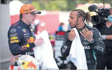  ??  ?? Max Verstappen y Lewis Hamilton intercambi­an impresione­s tras la carrera del GP de España.