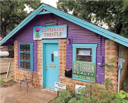  ?? [PHOTOS BY RICHARD MIZE, THE OKLAHOMAN] ?? The Purple Thistle, run by Lorna Alexander and Shirley Bridgers, and Bridger’s All Terrain Realty LLC, share a shop at 172 Cobbleston­e Row in Medicine Park.