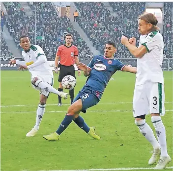  ?? FOTO: IMAGO ?? Der dritte Handelfmet­er in Serie: Alassane Plea (li.) schießt den Ball aus kurzer Distanz an den angelegten Arm von Kaan Ayhan. Schiedsric­hter Felix Brych hat beste Sicht. Michael Lang dreht sich weg (re.).