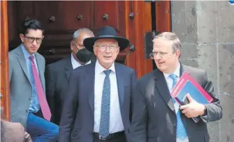  ?? DANIEL GALEANA ?? Ken Salazar y Marcelo Ebrard a la salida de Palacio Nacional