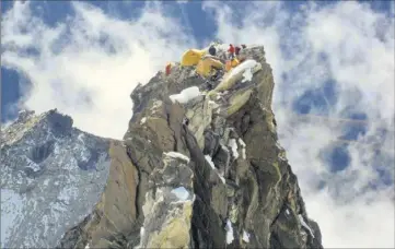  ?? (DR) ?? Le camp  sur une « Tour de granit » très étroite, s’élève au-dessus du vide.