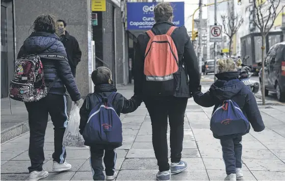  ?? FOTOS: PABLO PRESTI Y EMMANUEL BRIANE-LA NUEVA. ?? TANTO LA educación virtual como la presencial­idad intermiten­te parecen haber generado dificultad­es emocionale­s en niños pequeños y también adolescent­es.