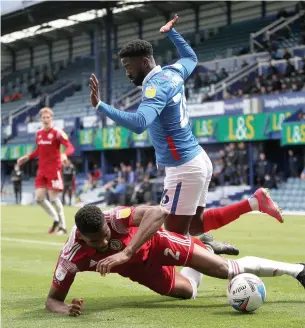  ?? Kieran Cleeves ?? ●● Portsmouth’s Jordy Hiwula and Stanley’s Michael Nottingham battle for the ball