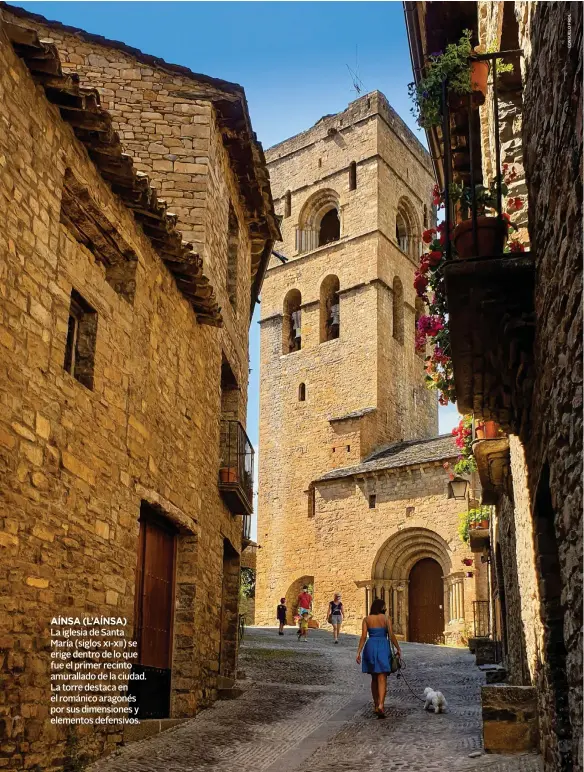  ??  ?? AÍNSA (L’AÍNSA)
La iglesia de Santa María (siglos xi-xii) se erige dentro de lo que fue el primer recinto amurallado de la ciudad. La torre destaca en el románico aragonés por sus dimensione­s y elementos defensivos.