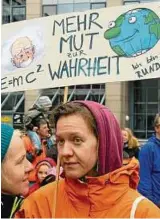  ??  ?? Nach dem Umzug durch die Jenaer Innenstadt ließen sich am Sonnabend während der Kundgebung auf dem Ernst-Abbe-Campus viele phantasiev­olle Plakate bestaunen, die für den „March for Science“kreiert worden waren.