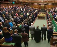  ??  ?? Medlemmene av det britiske parlamente­t holdt torsdag formiddag en minneserem­oni for ofrene under terroraksj­onen dagen før.