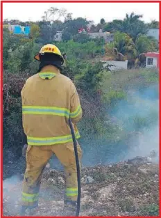  ??  ?? Luego de varios minutos el fuego fue controlado