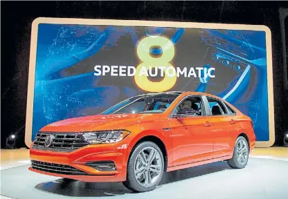  ?? AFP ?? Volkswagen Vento. Vendido con el nombre de Jetta en los Estados Unidos, cambia por completo su figura y su interior contará con pantallas digitales más grandes. Conservará los motores nafteros turboalime­ntados.