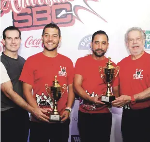  ??  ?? Monarcas. Rolando y Raffy Sebelén al momento de premiar a Gregory Morín jr y Edwin Gómez la pareja ganadora en la Copa Navideña de Boliche que culminó el fin de semana.