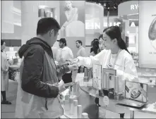  ?? PROVIDED TO CHINA DAILY ?? A visitor (left) checks out skincare products at Amorepacif­ic’s booth during the sixth China Internatio­nal Import Expo in Shanghai in November.
