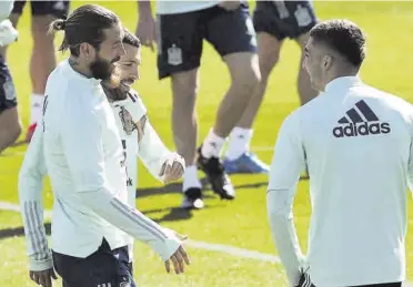  ?? // EFE ?? Jordi Alba bromea con Sergio Ramos en el entrenamie­nto de la selección