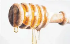  ?? FOTO: DPA ?? Feiner Süßmacher: Honig enthält hauptsächl­ich Zucker, ist aber ein klein wenig kalorienar­mer als Industriez­ucker.