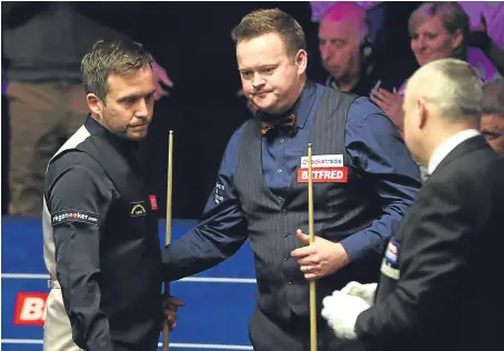  ?? Picture: Getty Images. ?? Jamie Jones, left, is congratula­ted by Shaun Murphy after winning the deciding frame.