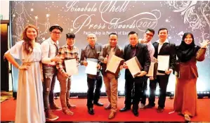  ??  ?? WARTAWAN Utusan Borneo yang memenangi anugerah merakamkan gambar kenangan bersama Ketua Penyunting Utusan Borneo Lichong (empat kanan).