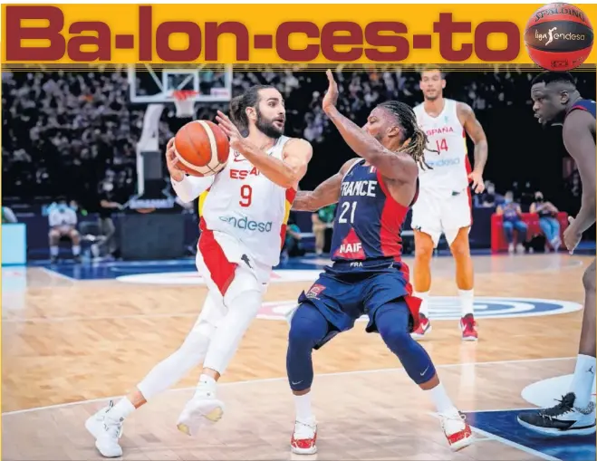  ??  ?? Andrew Albicy, base de Francia, trató ayer sin éxito en París de frenar a Ricky Rubio, MVP del pasado Mundial con la Selección española.