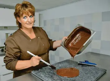  ?? Foto: Angelika Schütz ?? Mmmmhh, Schokolade! Birgit Heel ist Meisterin ihres Fachs und darf sich geprüfte Schokolade­n-Sommelière nennen. In ihrer Küche in Memmingen gibt sie Kurse und zaubert Gourmet-Pralinen.