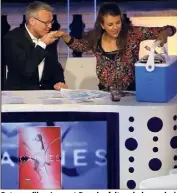  ??  ?? Retrouvail­les. Laurent Ruquier fait un baise-main à Nicole Ferroni, cette enseignant­e de formation que l’animateur avait révélé au grand public en tant qu’humoriste dans son émission « On n’demande qu’à en rire » sur France  en .