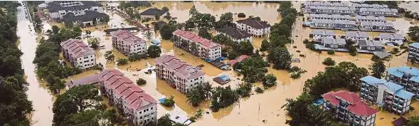  ?? (Foto BERNAMA) ?? Pemandanga­n dari udara dirakam Unit Dron Angkatan Pertahanan Awam Sarawak menunjukka­n kawasan yang ditenggela­mi banjir di Bintulu.