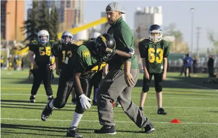  ?? TOPHER SEGUIN/FILES ?? Ryan King of the Edmonton Eskimos runs drills with youth players during last year’s Eskimos Amateur Football Camp held at Clarke Field. This year’s camp kicked off Monday.